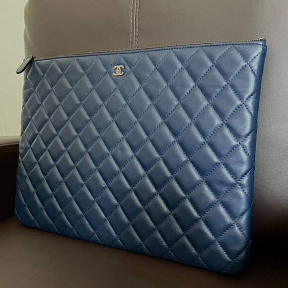 CHANEL Large O Case Clutch Laptop Portfolio in Blue Lambskin - Picture 4 of 15